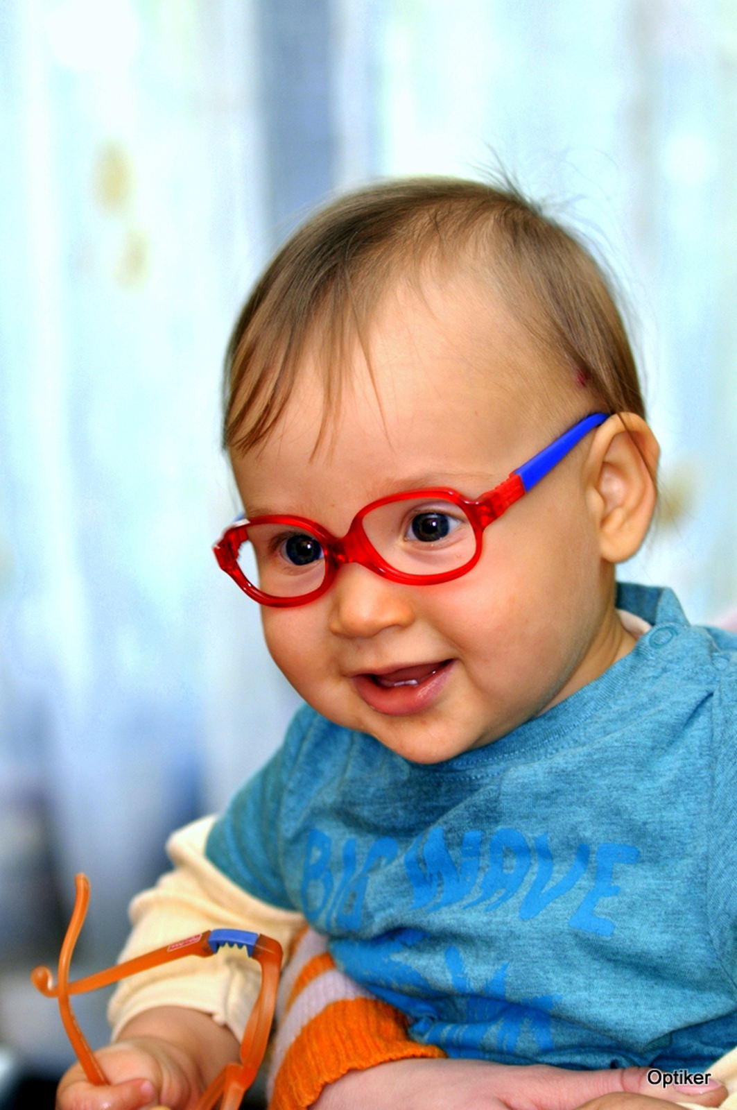 Cłopczyk w dziecięcych okularach korekcyjnych