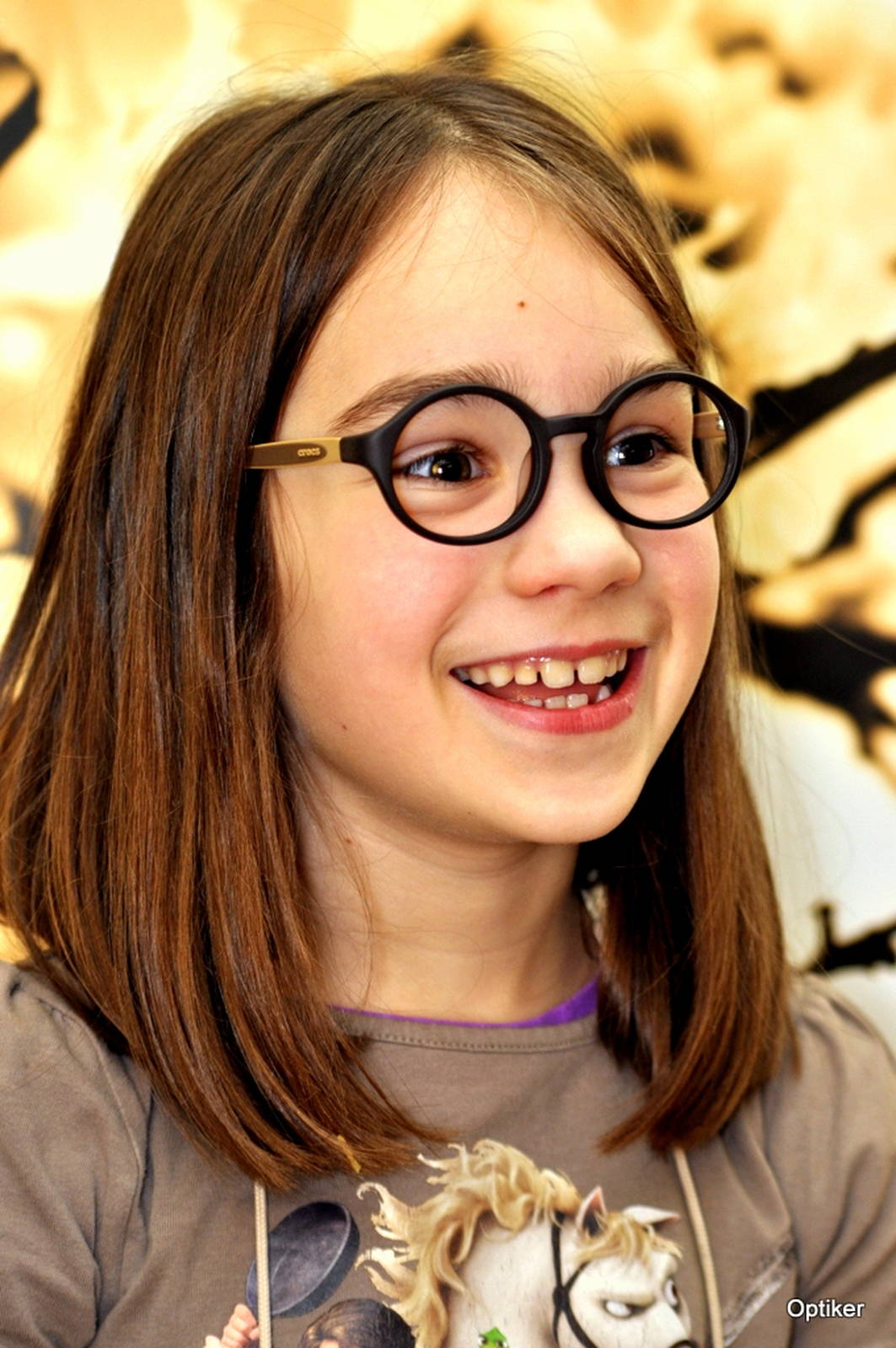 Uśmiechnięta dziewczynka w okularach korekcyjnych